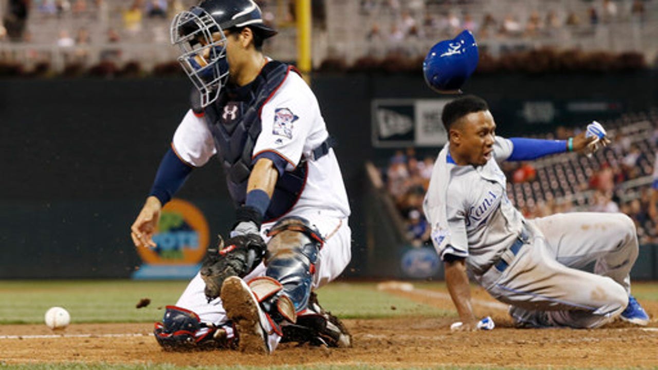 Morales homers twice, Royals score 7 in 9th to beat Twins